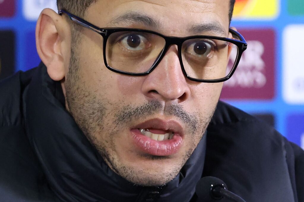 Liam Rosenior på pressemøde for Chelsea FC