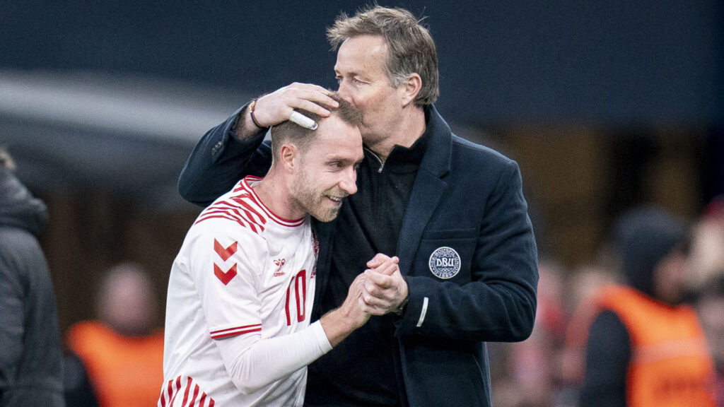 Kasper Hjulmand kysser Christian Eriksen i panden.