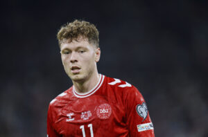 Andreas Skov Olsen der kigger mod bolden i kampen mod Grækenland