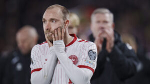 Christian Eriksen tager sig til ansigtet i skuffelse.