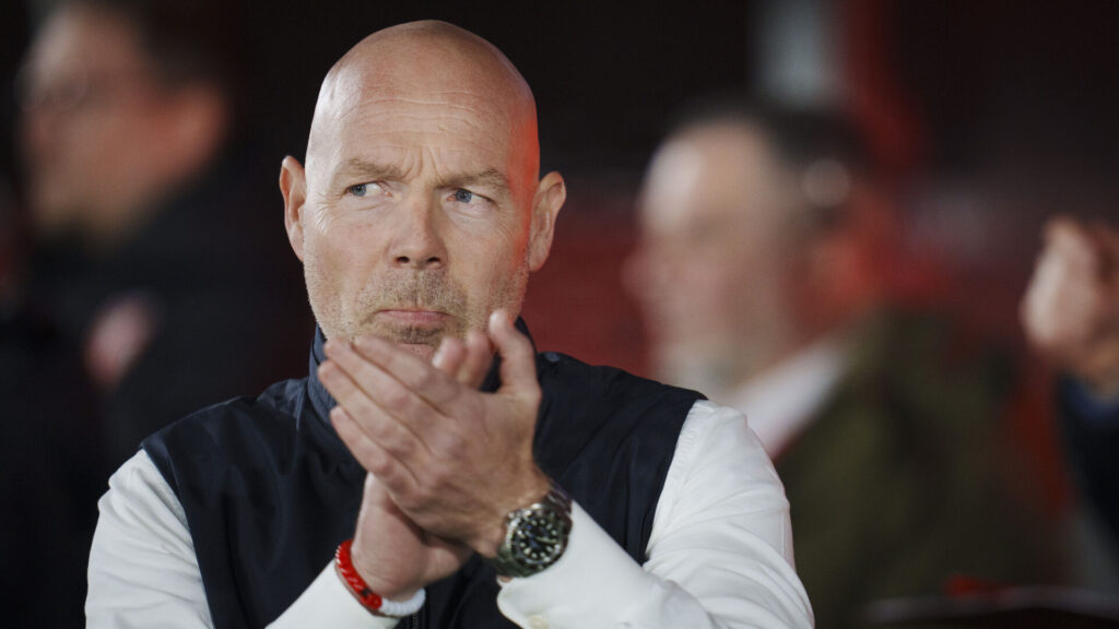 Brian Riemer med en sammenbidt mine.