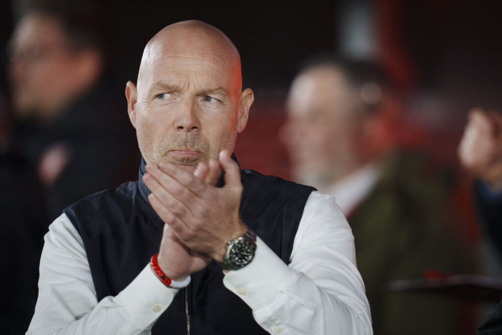 Brian Riemer klapper i hænderne.