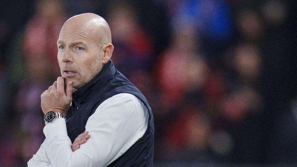 Brian Riemer tager sig til hagen og ser bekymret ud.