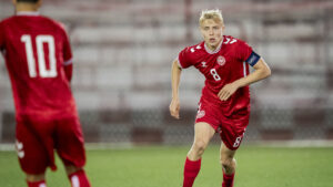 Oscar Højlund i kamp for Danmark.