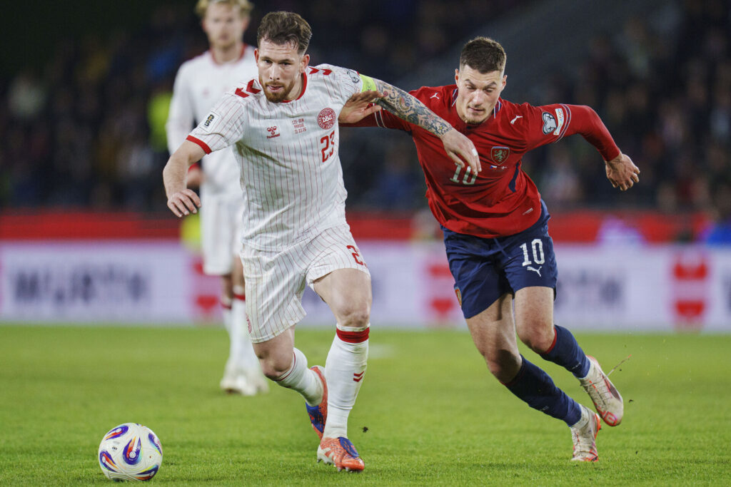 Pierre-Emile Højbjerg løber med bolden.
