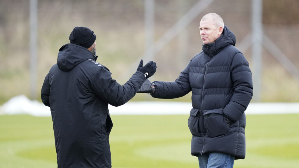 Esben Hansen og David Nielsen giver hinanden hånden