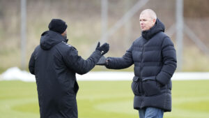 Esben Hansen og David Nielsen giver hinanden hånden