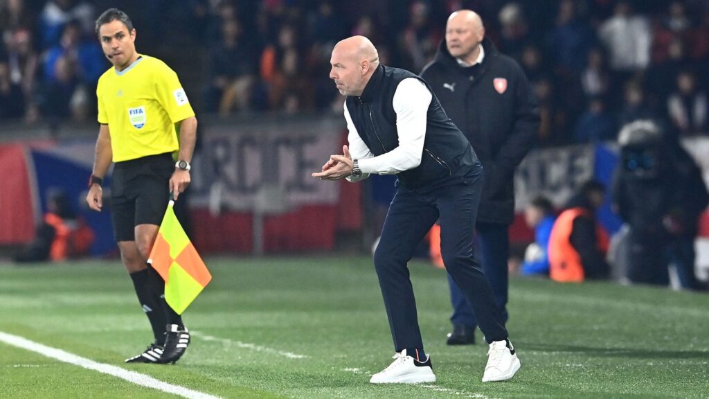 Brian Riemer klapper ude på sidelinjen