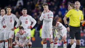 Danske landsholdspillere med tomme blikke efter kamp mod Tjekkiet.