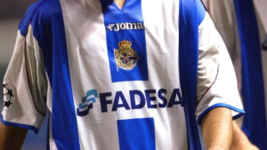 Et logo på trøjen af en gammel Deportivo La Coruna-trøje.