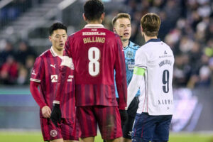Diskussioner med dommeren under en kamp mellem AGF og FC Midtjylland.
