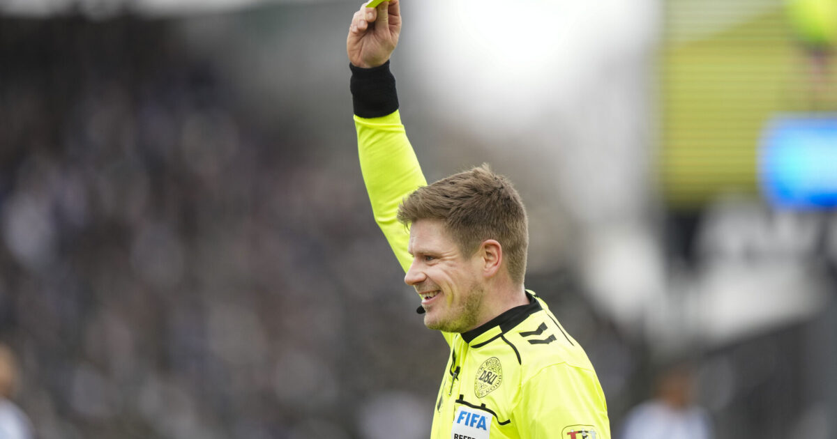 Stort ansvar: Rutineret dommer fløjter guldbrag Foto: Claus Fisker/Ritzau Scanpix