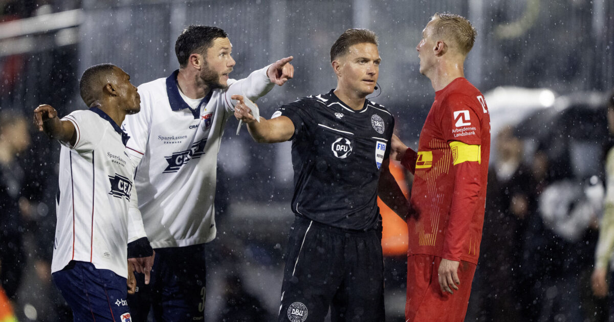 FCN-anfører så ingen røde kort: AGF der er kendt for hårde tacklinger Tobias Salquist i diskussion med AGF's Henrik Dalsgaard og Gift Links. Foto: Bo Amstrup/Ritzau Scanpix