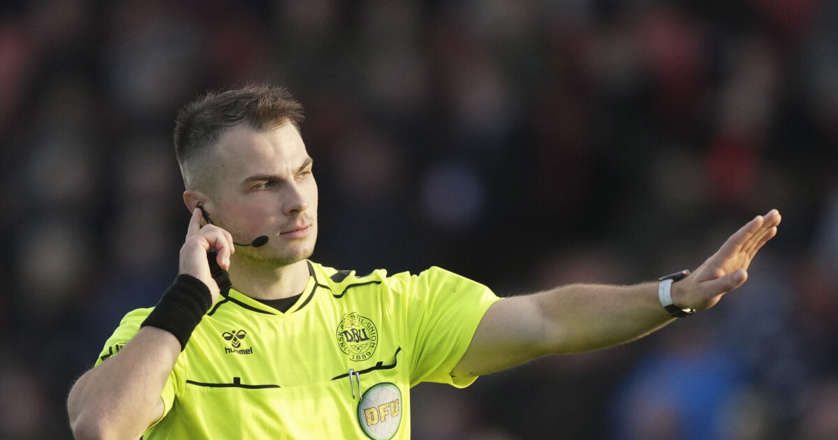 Første kamp i Parken: Dommer debuterer med Svensson Foto: Claus Fisker/Ritzau Scanpix