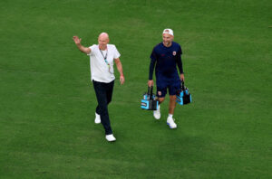 Ståle Solbakken vinker ud til fansene efter sejren over Senegal ved VM 2026.