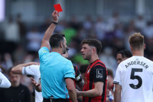 Doug Christie får rødt kort for Bournemouth.