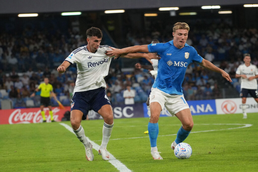 Rasmus Højlund for Napoli i duel med Jacobo Ramon fra Como i Serie A den 30. august 2026.