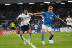 Rasmus Højlund for Napoli i duel med Jacobo Ramon fra Como i Serie A den 30. august 2026.
