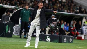 Jacob Neestrup på sidelinjen under en kamp