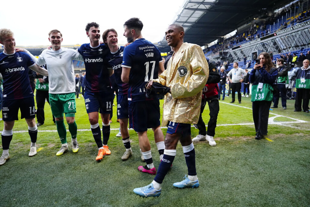 Gift Links iført guldjakke på Brøndby Stadion.
