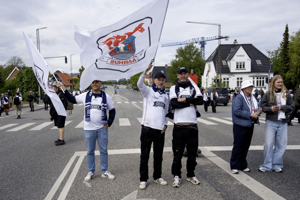 AGF-fans i gaderne i Aarhus.