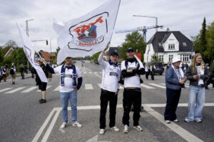 AGF-fans i gaderne i Aarhus.
