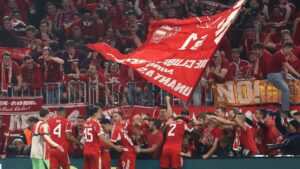 Bayern München fans jubler med spillerne.