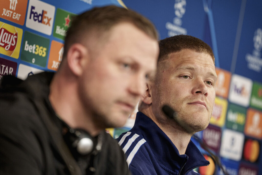 Jacob Neestrup og Andreas Cornelius besvarer spørgsmål på et pressemøde