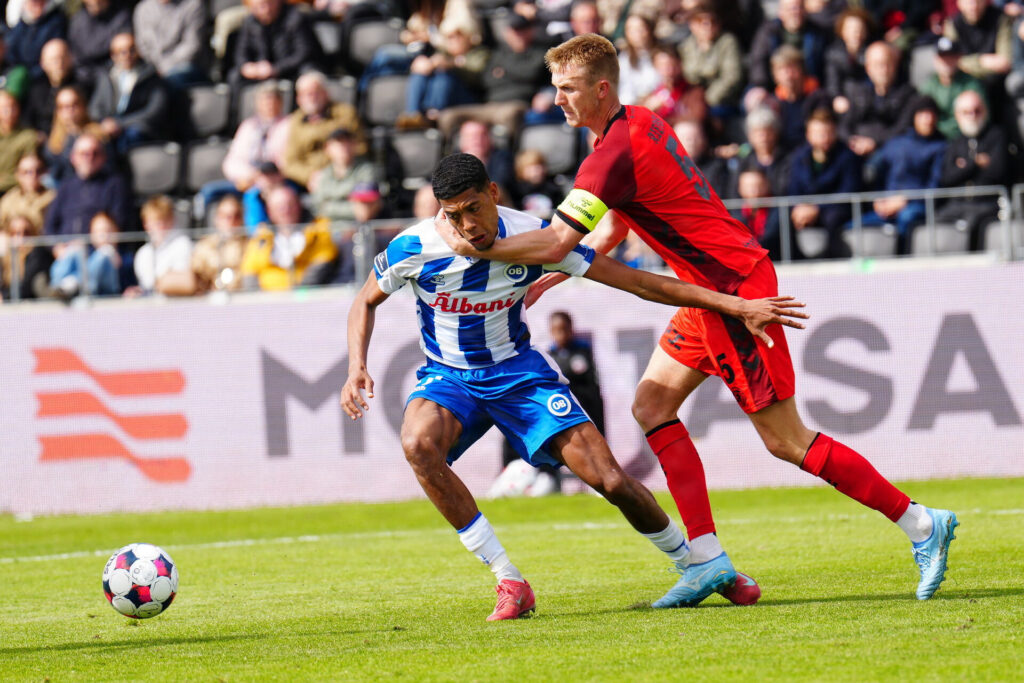 Frederik Rieper i duel med Noah Ganaus.