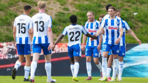 Fiete Arp og OB-spillerne jubler over scoring mod Fredericia.