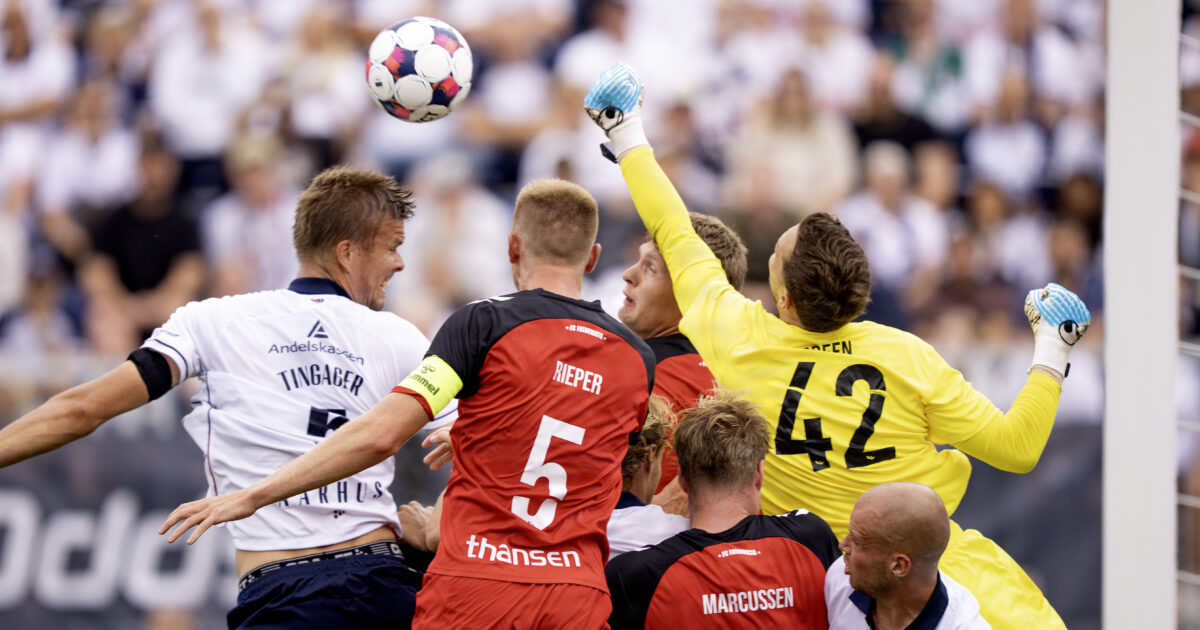 Keeper skadet før Superliga-gyser Etienne Green bokser bolden i en kamp mod AGF. Foto: Bo Amstrup/Ritzau Scanpix