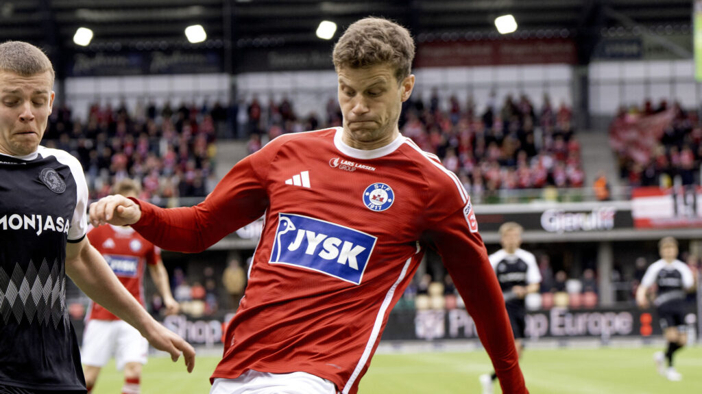 Silkeborgs Pedro Ganchas i duel med en spiller fra FC Fredericia.