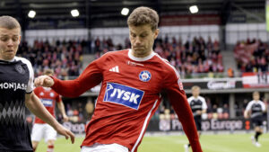 Silkeborgs Pedro Ganchas i duel med en spiller fra FC Fredericia.