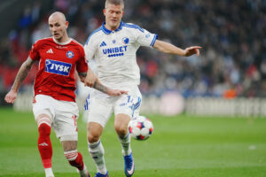 Jens Martin Gammelby i en duel med Andreas Cornelius