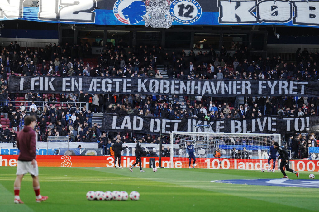 Sektion 12 viser et stort banner frem