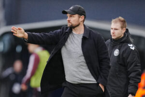 Bo Svensson dirigerer sine spillere