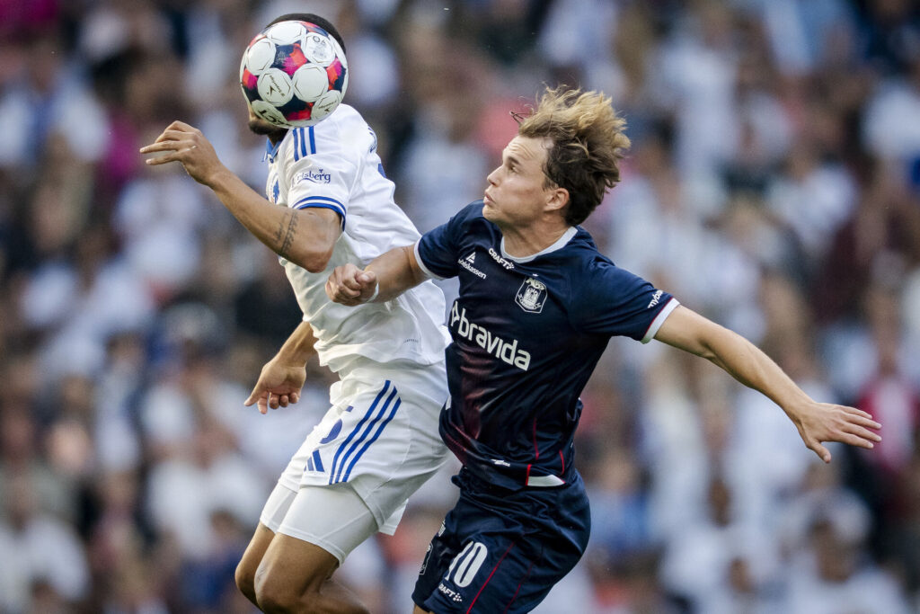 Kristian Arnstad i kamp om bolden for AGF mod FCK.