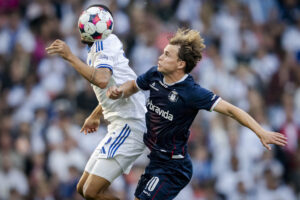 Kristian Arnstad i kamp om bolden for AGF mod FCK.