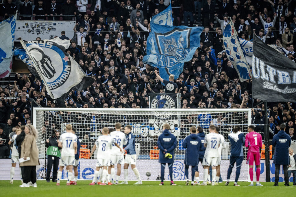 FC København-fansene med nogle store flag