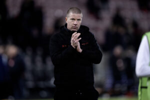 Mike Tullberg klapper efter en FCM-kamp.