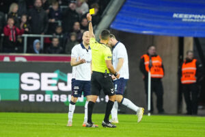 Nicolai Poulsen får gult kort mod FC Midtjylland.