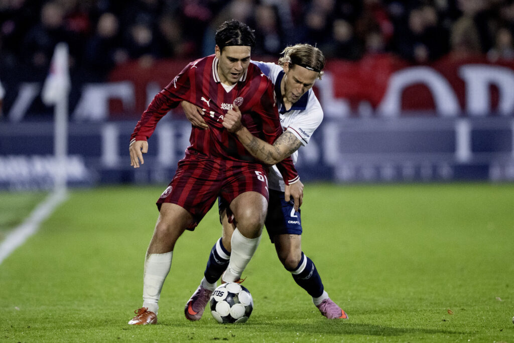 Aral Simsir med Felix Beijmo på ryggen under FC Midtjyllands kamp mod AGF.