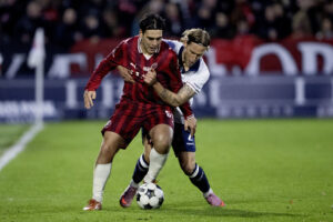 Aral Simsir med Felix Beijmo på ryggen under FC Midtjyllands kamp mod AGF.