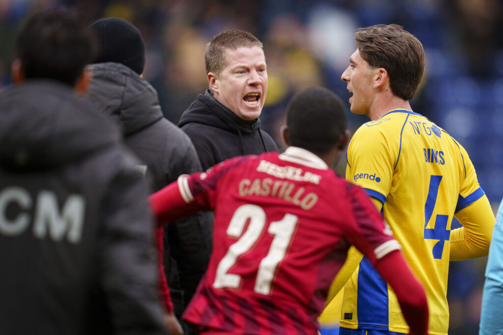 Mike Tullberg råber.