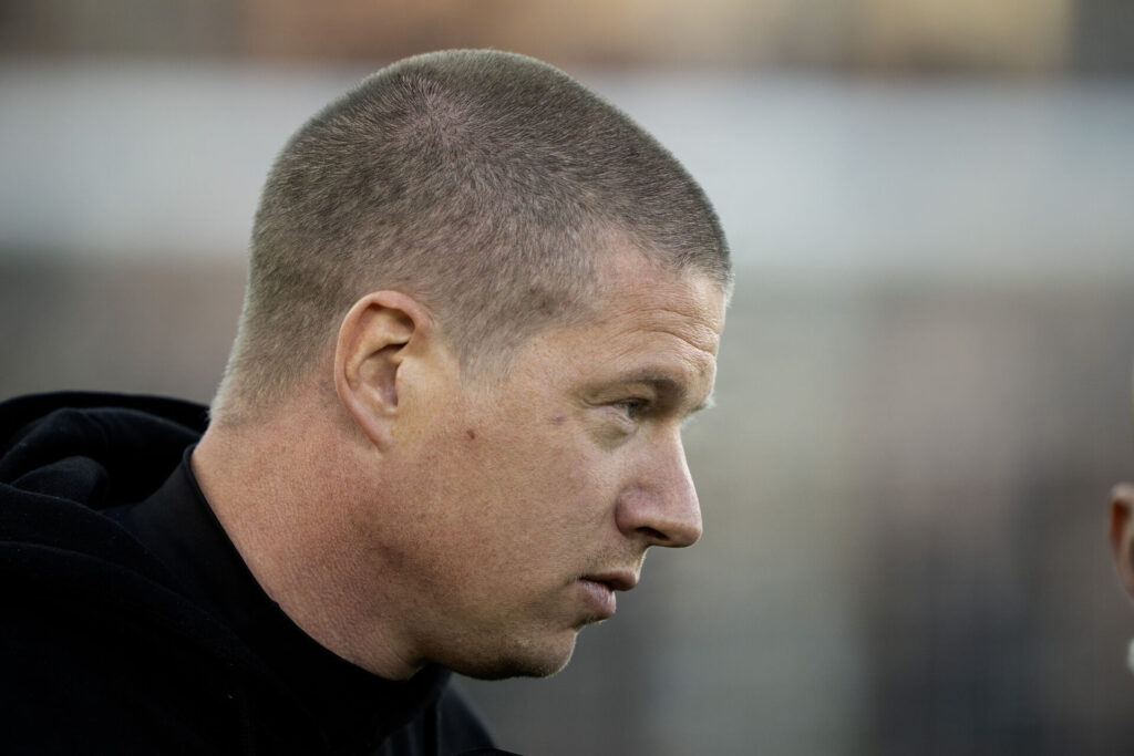 Mike Tullberg kigger ind mod banen.