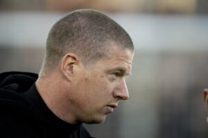 Mike Tullberg kigger ind mod banen.