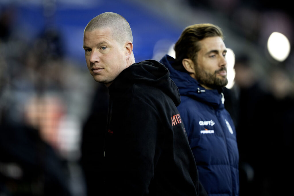 Mike Tullberg ved siden af AGF-cheftræner Jakob Poulsen.