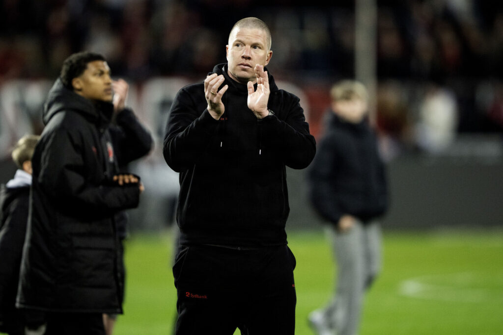 Mike Tullberg klapper i hænderne.