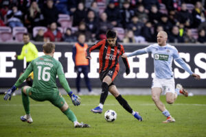 Dario Osorio tager et træk og scorer et mål mod Sønderjyske.