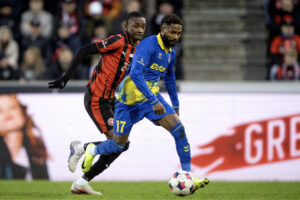 Emmanuel Dennis driver bolden frem